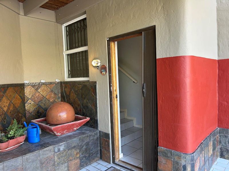 VERY WELL LOCATED 4 BEDROOM HOME NEAR LOWER POINT BEACH - Photo 3