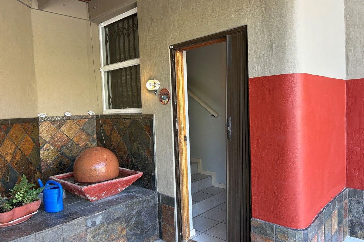 VERY WELL LOCATED 4 BEDROOM HOME NEAR LOWER POINT BEACH - Photo 3