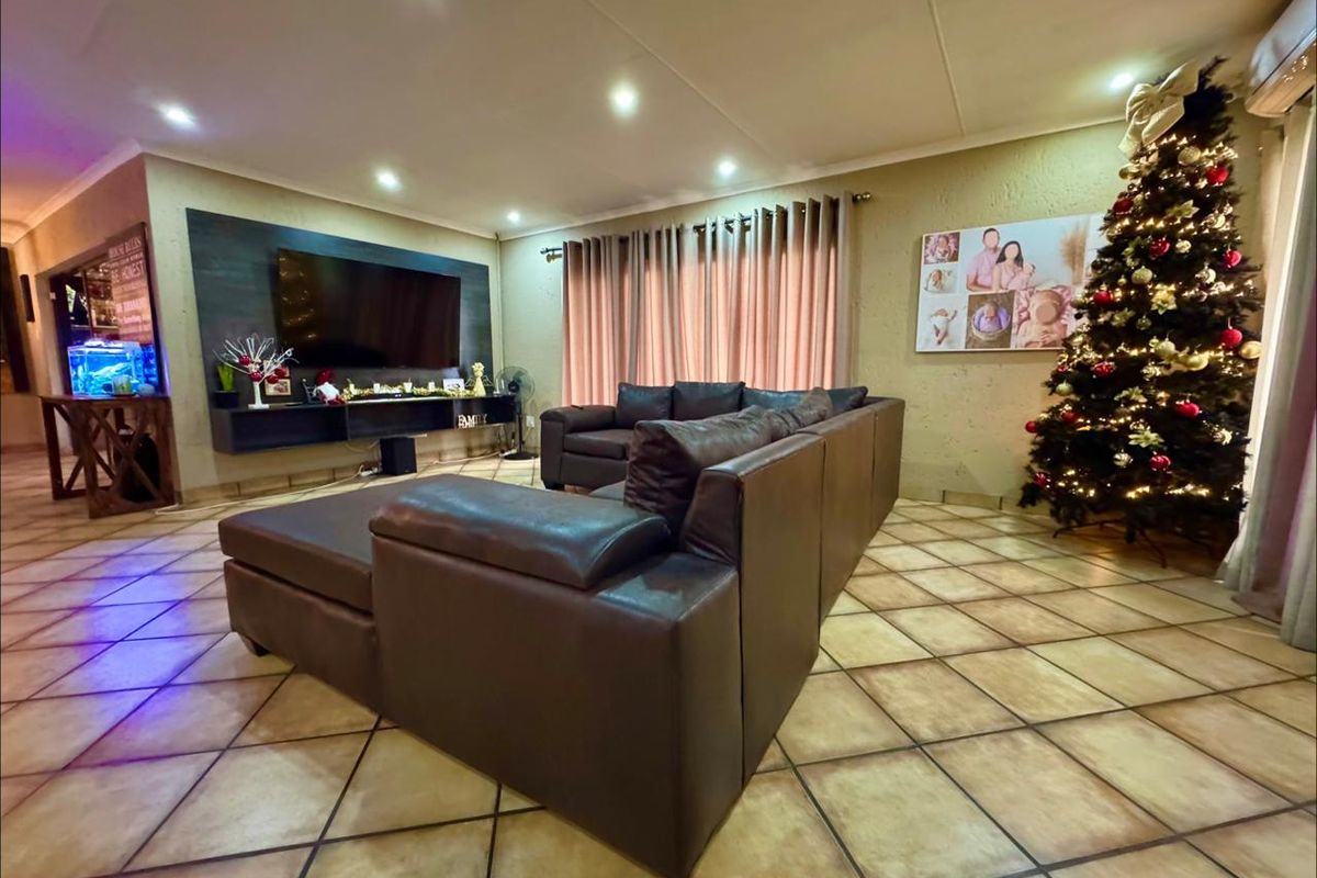 Beautiful 4-Bedroom Home with Exceptional Extras in Golden Mile Estate, Witbank - Photo 2