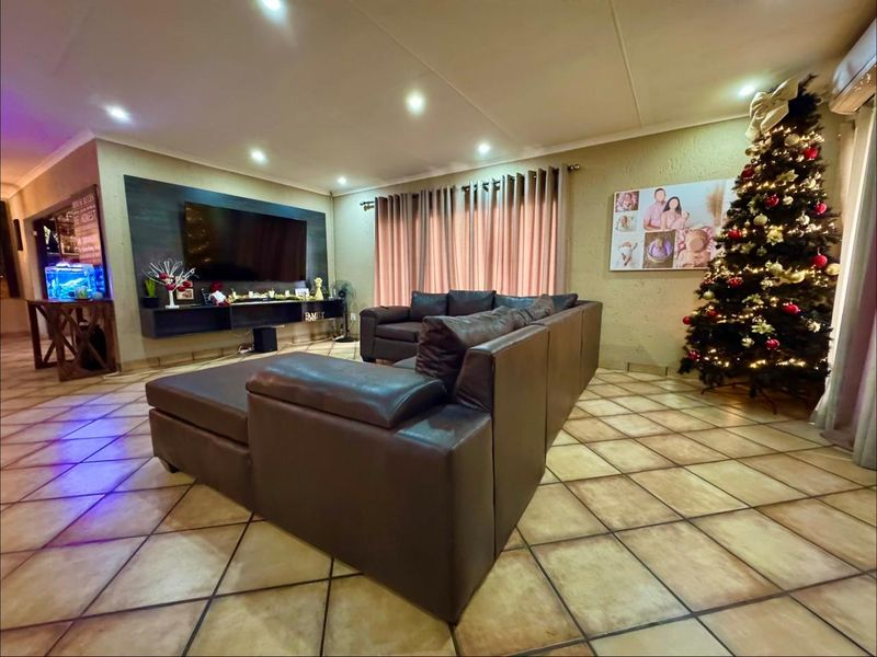 Beautiful 4-Bedroom Home with Exceptional Extras in Golden Mile Estate, Witbank - Photo 2