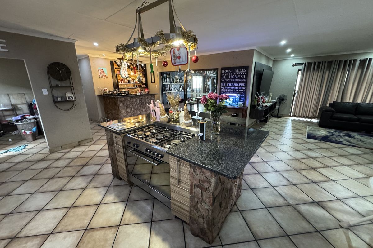 Beautiful 4-Bedroom Home with Exceptional Extras in Golden Mile Estate, Witbank - Photo 4