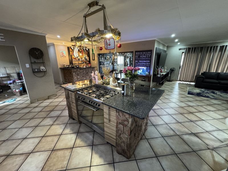 Beautiful 4-Bedroom Home with Exceptional Extras in Golden Mile Estate, Witbank - Photo 4