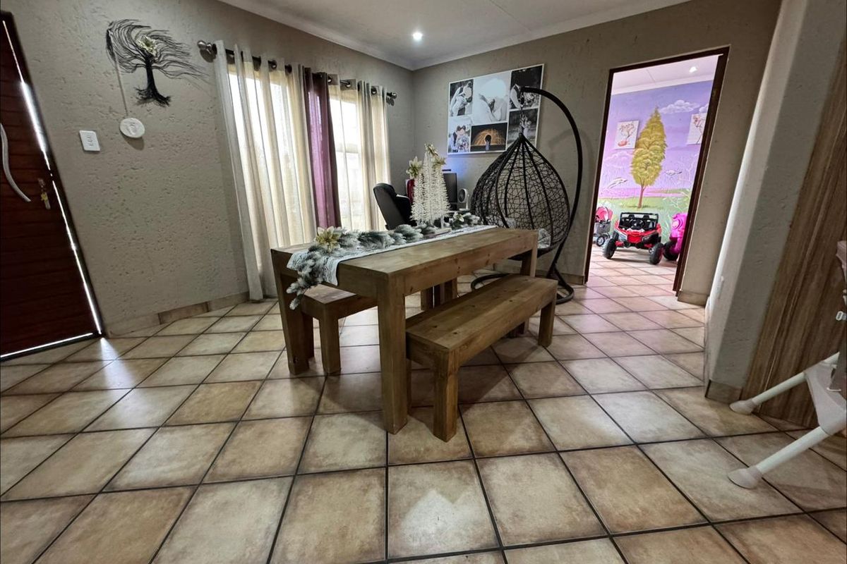 Beautiful 4-Bedroom Home with Exceptional Extras in Golden Mile Estate, Witbank - Photo 3