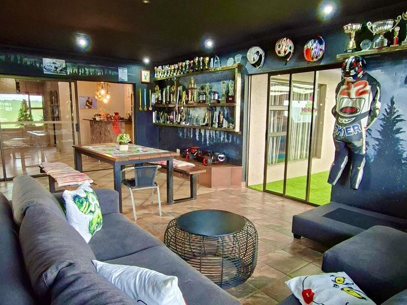 Beautiful 4-Bedroom Home with Exceptional Extras in Golden Mile Estate, Witbank - Photo 9