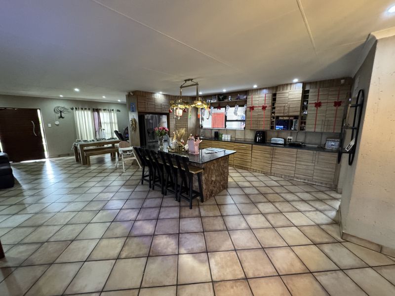 Beautiful 4-Bedroom Home with Exceptional Extras in Golden Mile Estate, Witbank - Photo 6