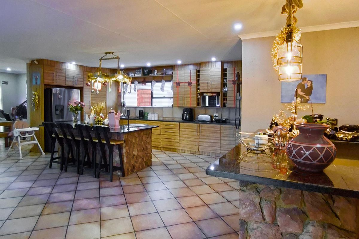 Beautiful 4-Bedroom Home with Exceptional Extras in Golden Mile Estate, Witbank - Photo 5