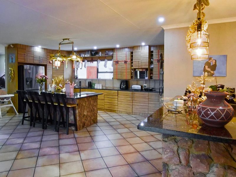 Beautiful 4-Bedroom Home with Exceptional Extras in Golden Mile Estate, Witbank - Photo 5