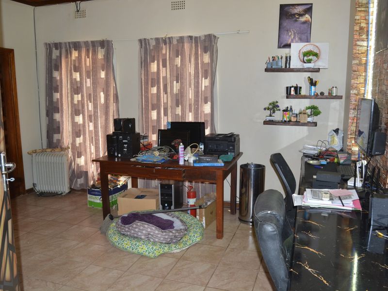 Off The Grid 4 Bedroom House For Sale! - Photo 4