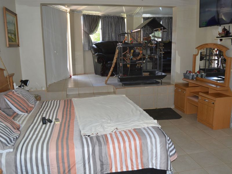 Off The Grid 4 Bedroom House For Sale! - Photo 7