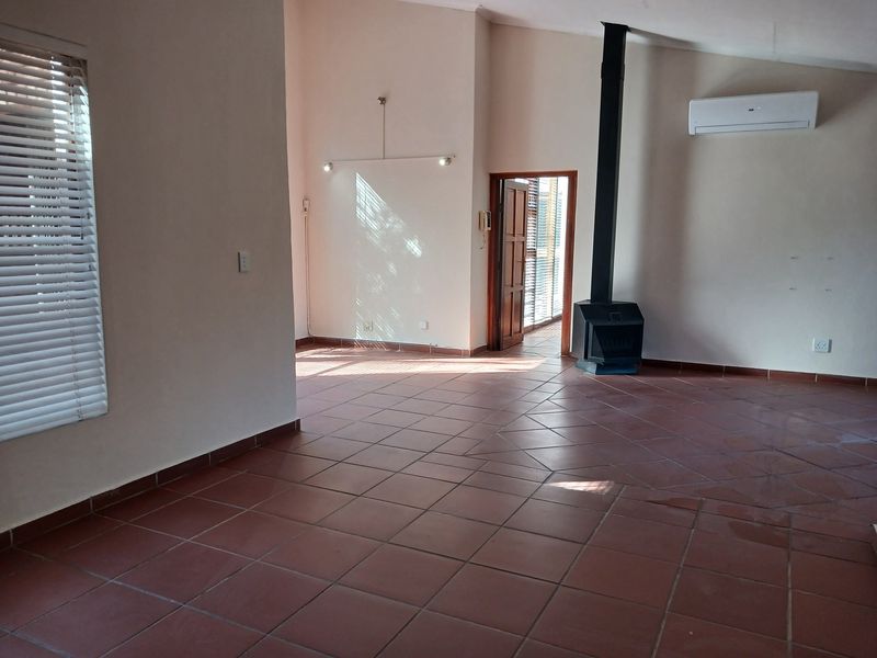 Main Road Visibility, Immediate Availability — A Versatile Property Suited to Family Living or Busi - Photo 4