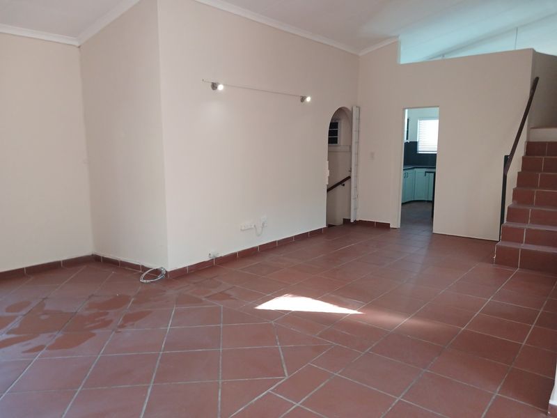 Main Road Visibility, Immediate Availability — A Versatile Property Suited to Family Living or Busi - Photo 3