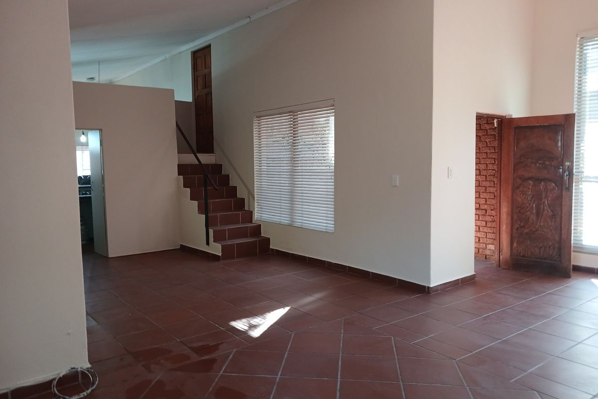 Main Road Visibility, Immediate Availability — A Versatile Property Suited to Family Living or Busi - Photo 5