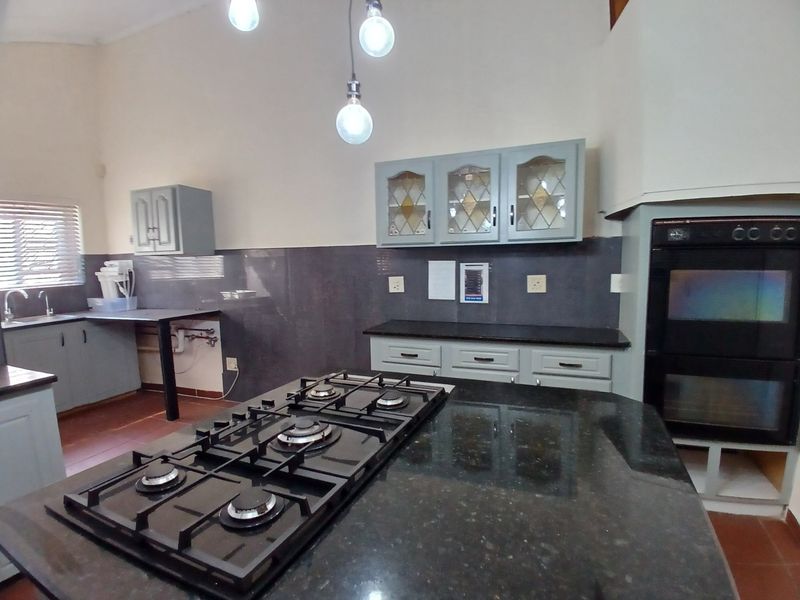 Main Road Visibility, Immediate Availability — A Versatile Property Suited to Family Living or Busi - Photo 10