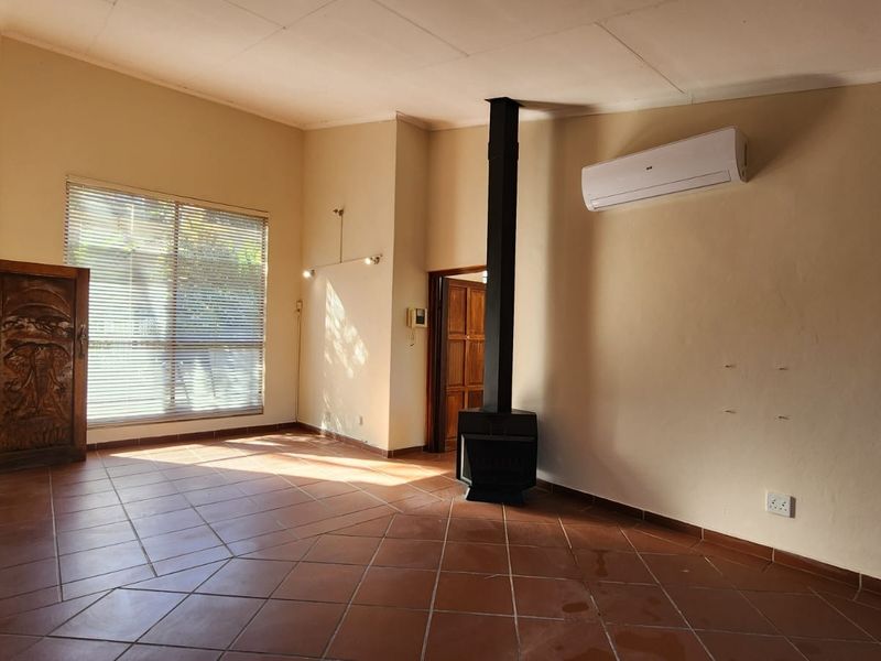 Main Road Visibility, Immediate Availability — A Versatile Property Suited to Family Living or Busi - Photo 8