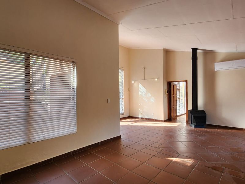 Main Road Visibility, Immediate Availability — A Versatile Property Suited to Family Living or Busi - Photo 6