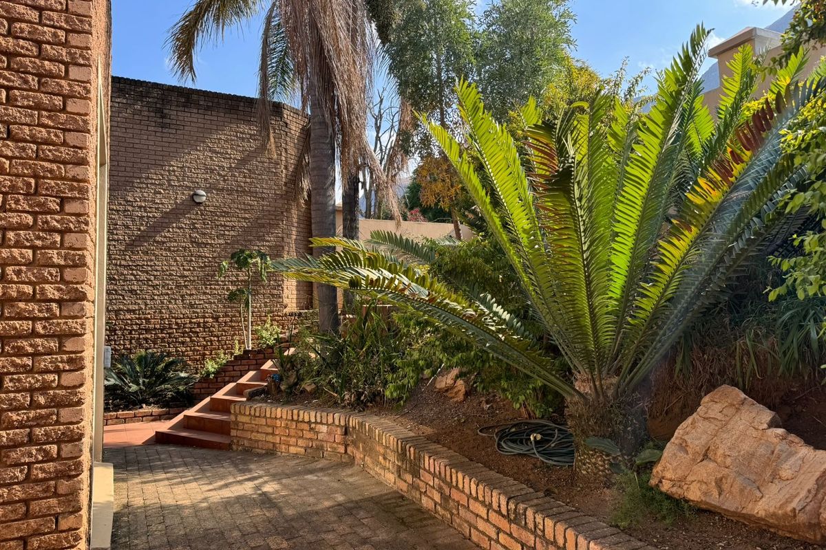 Main Road Visibility, Immediate Availability — A Versatile Property Suited to Family Living or Busi - Photo 2