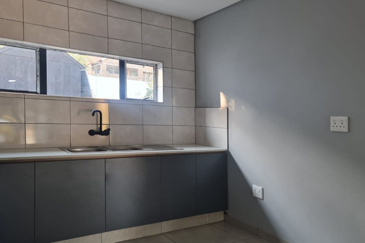 Modern 2-Bedroom, 1-Bathroom Apartment for Rent - Photo 3