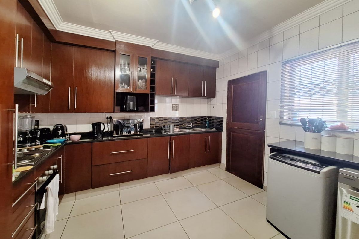 Charming 3 Bedroom Family Home in a Secure Estate - Photo 5