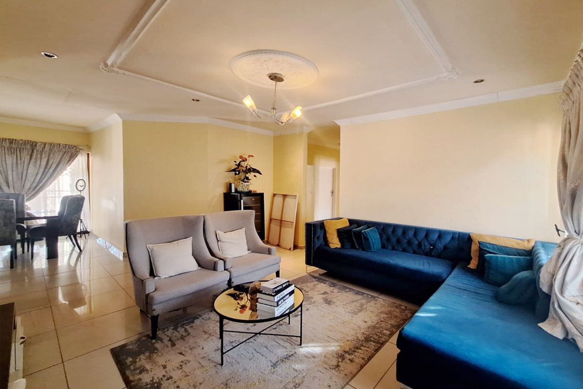 Charming 3 Bedroom Family Home in a Secure Estate - Photo 2
