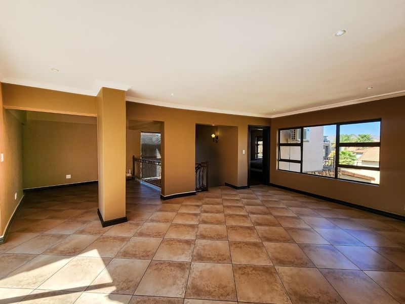 Spacious Family Home with Generous Garden in Secure Melodie Complex - Photo 10