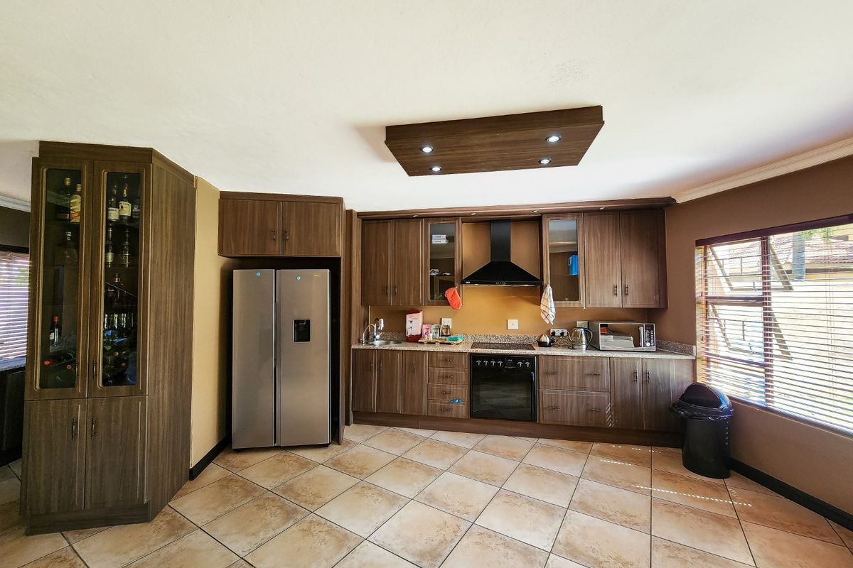 Spacious Family Home with Generous Garden in Secure Melodie Complex - Photo 3