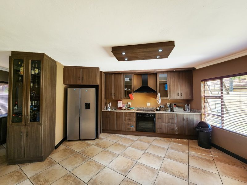 Spacious Family Home with Generous Garden in Secure Melodie Complex - Photo 3