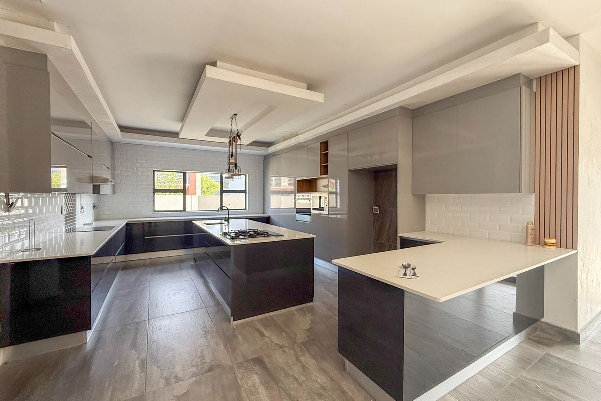 Luxurious 7-Bedroom Retreat with Sparkling Pool - Photo 2