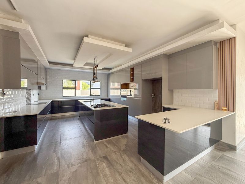 Luxurious 7-Bedroom Retreat with Sparkling Pool - Photo 2