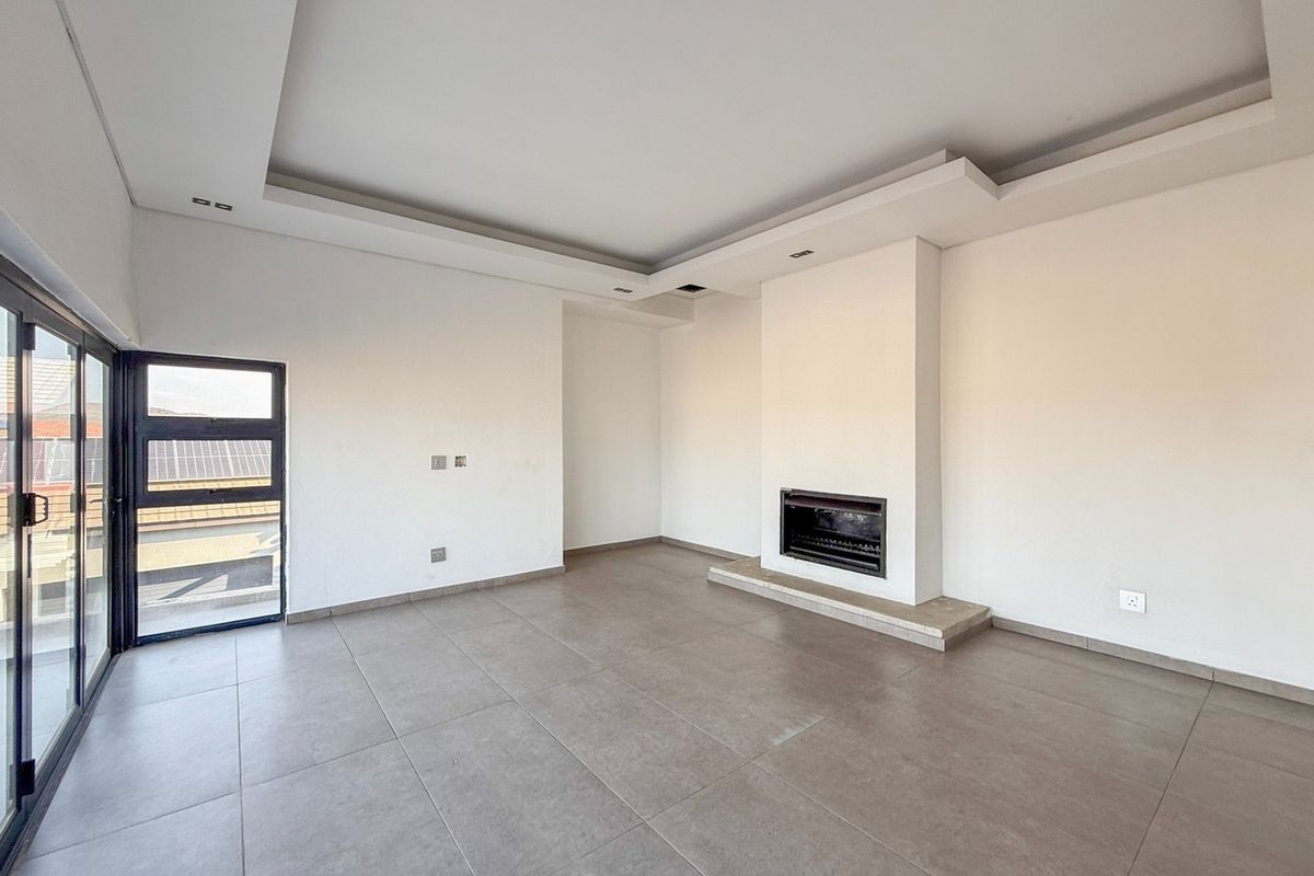 Luxurious 7-Bedroom Retreat with Sparkling Pool - Photo 4