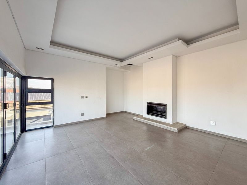 Luxurious 7-Bedroom Retreat with Sparkling Pool - Photo 4