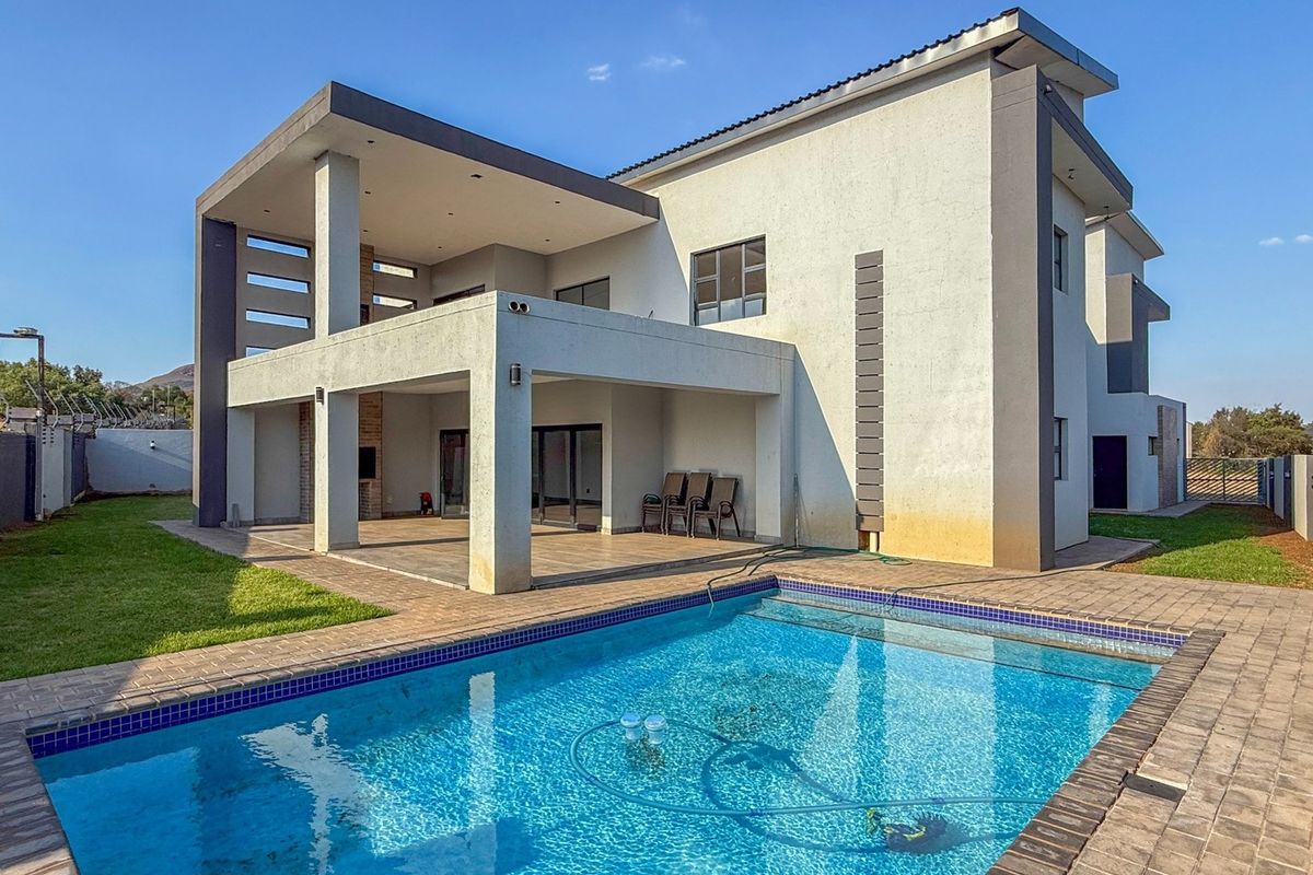 Luxurious 7-Bedroom Retreat with Sparkling Pool - Photo 5