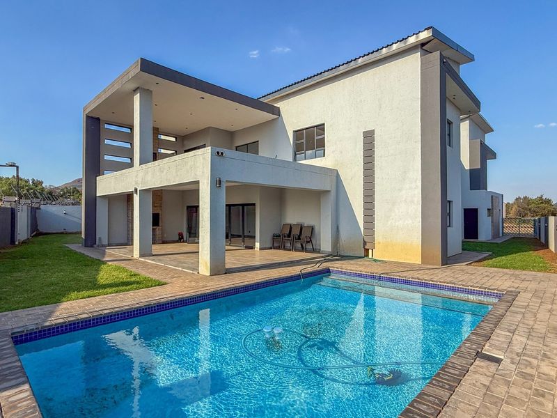 Luxurious 7-Bedroom Retreat with Sparkling Pool - Photo 5