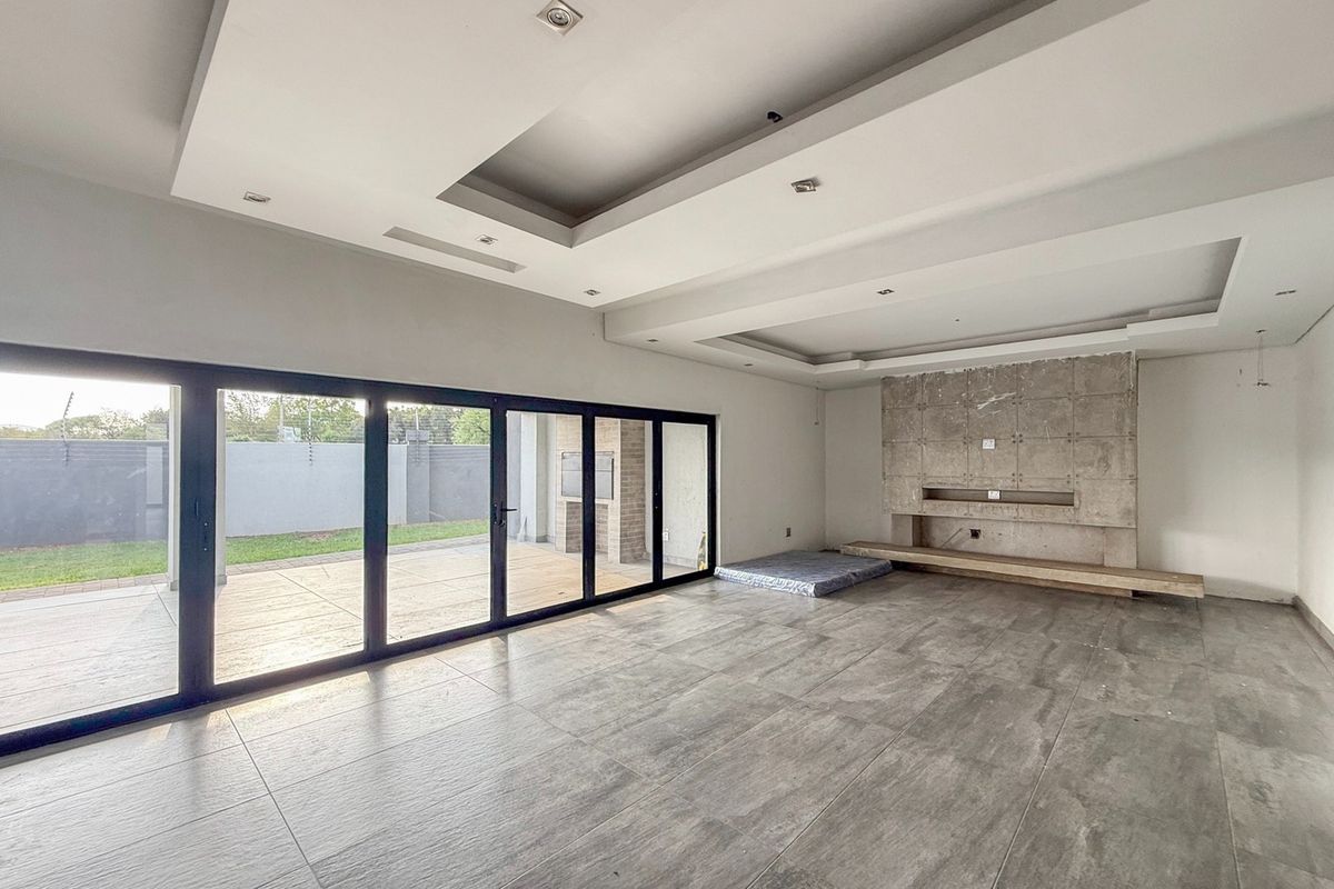 Luxurious 7-Bedroom Retreat with Sparkling Pool - Photo 3