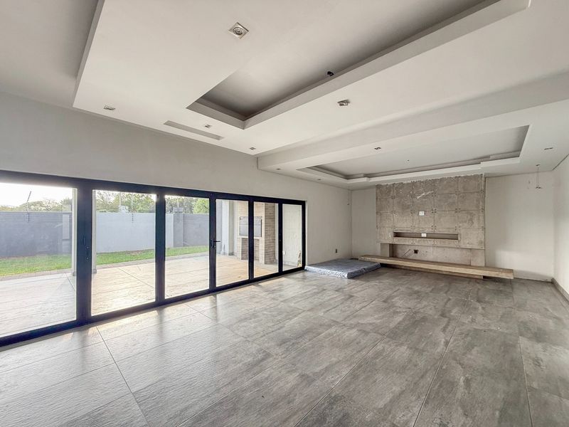 Luxurious 7-Bedroom Retreat with Sparkling Pool - Photo 3