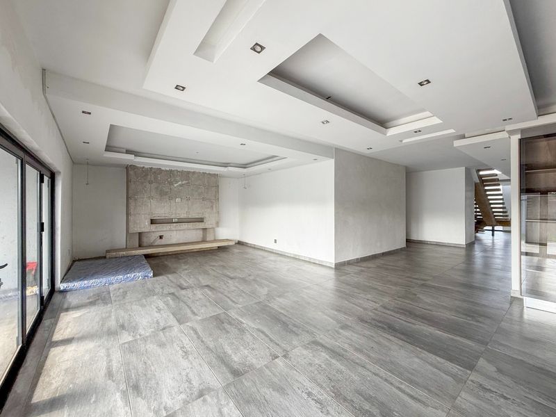 Luxurious 7-Bedroom Retreat with Sparkling Pool - Photo 10