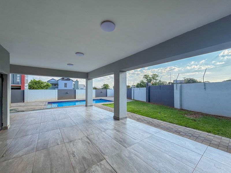 Luxurious 7-Bedroom Retreat with Sparkling Pool - Photo 9