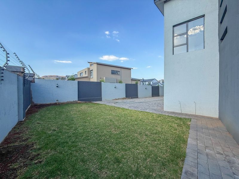 Luxurious 7-Bedroom Retreat with Sparkling Pool - Photo 8