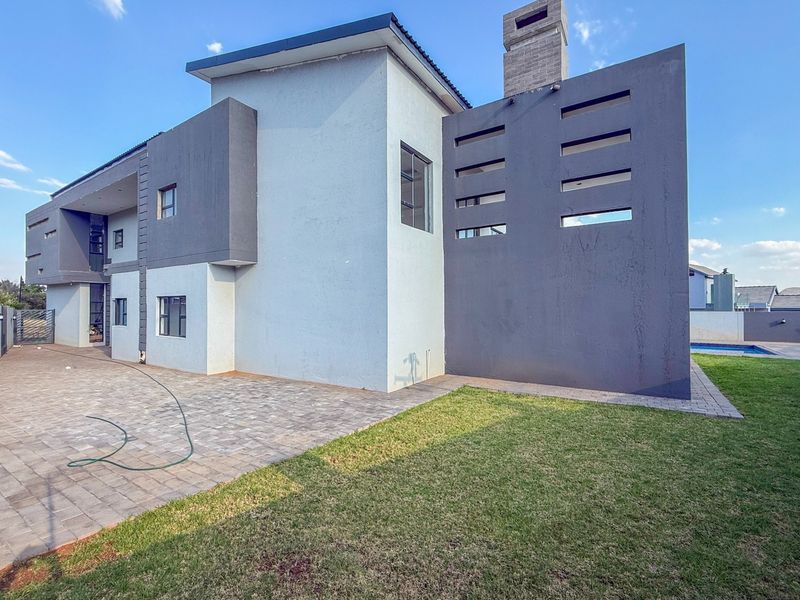 Luxurious 7-Bedroom Retreat with Sparkling Pool - Photo 7