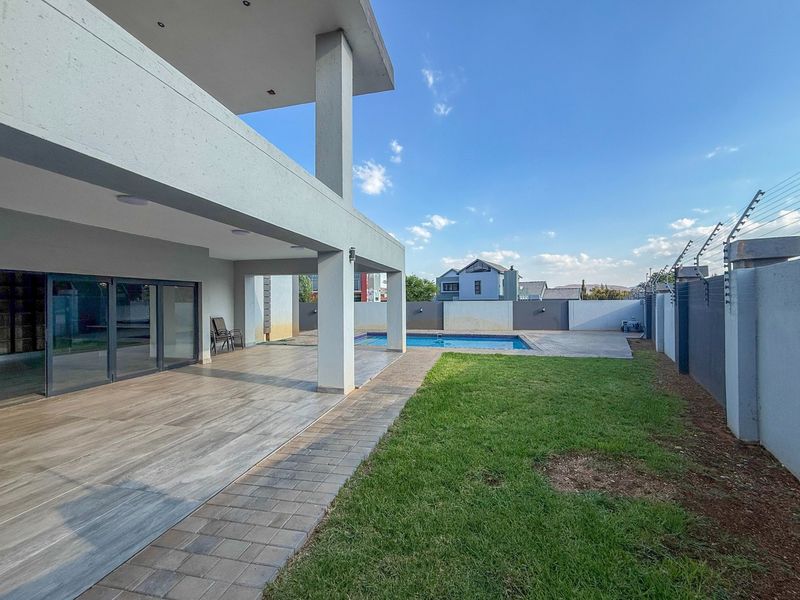 Luxurious 7-Bedroom Retreat with Sparkling Pool - Photo 6