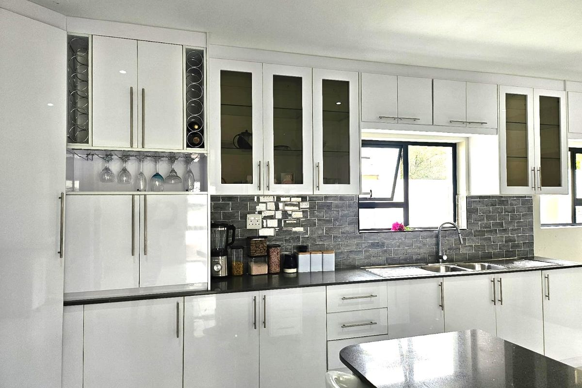 Exquisite 5-Bedroom, 5.5-Bathroom Double-Storey Home in Xanadu, for sale! - Photo 4
