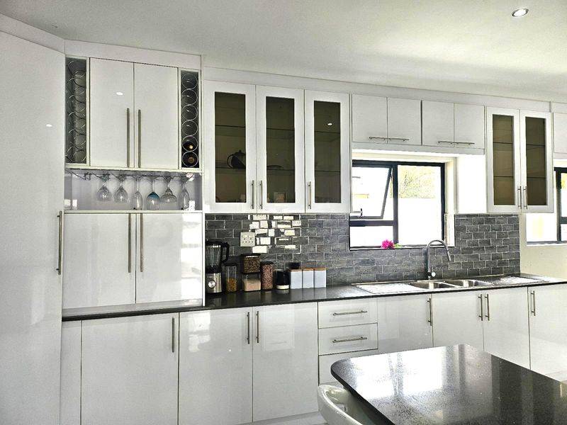 Exquisite 5-Bedroom, 5.5-Bathroom Double-Storey Home in Xanadu, for sale! - Photo 4