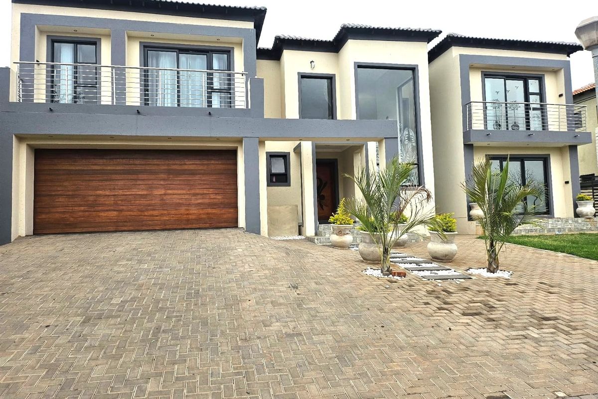 Exquisite 5-Bedroom, 5.5-Bathroom Double-Storey Home in Xanadu, for sale! - Photo 2