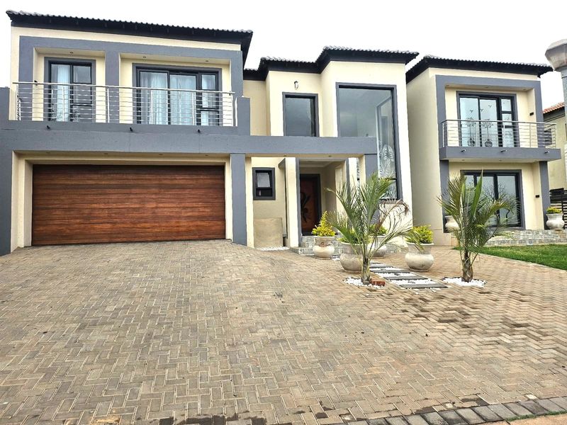 Exquisite 5-Bedroom, 5.5-Bathroom Double-Storey Home in Xanadu, for sale! - Photo 2