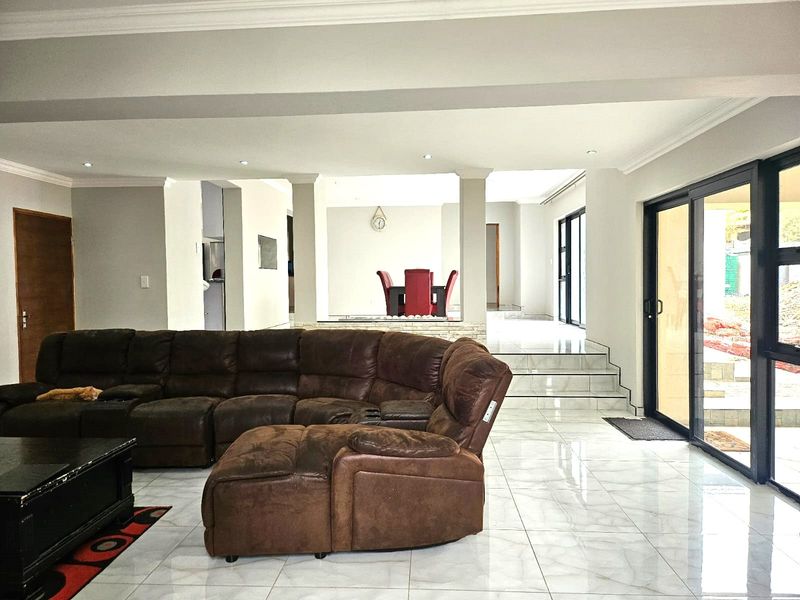 Exquisite 5-Bedroom, 5.5-Bathroom Double-Storey Home in Xanadu, for sale! - Photo 10