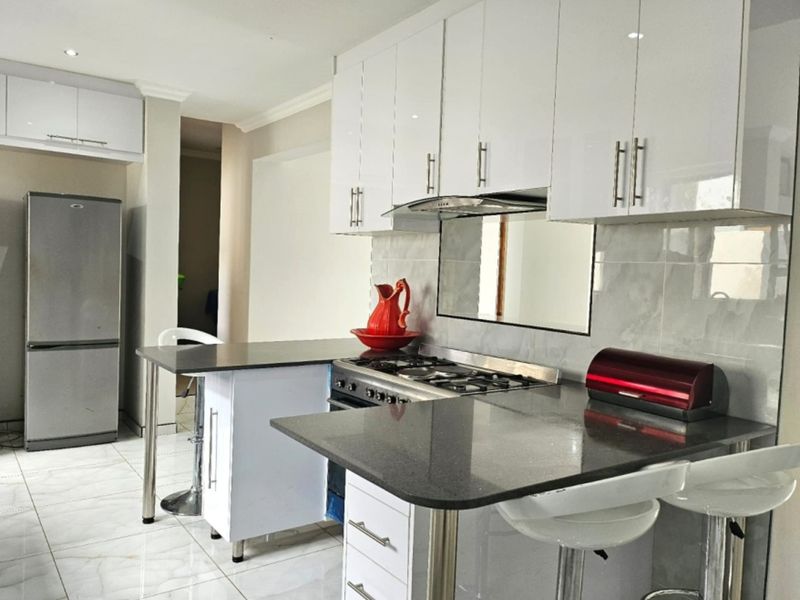 Exquisite 5-Bedroom, 5.5-Bathroom Double-Storey Home in Xanadu, for sale! - Photo 5