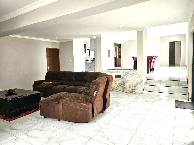 Exquisite 5-Bedroom, 5.5-Bathroom Double-Storey Home in Xanadu, for sale! - Photo 9