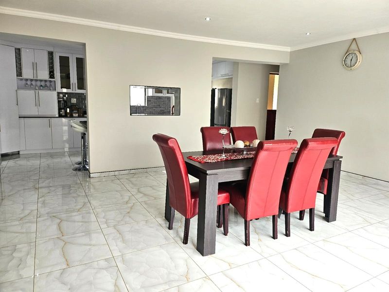 Exquisite 5-Bedroom, 5.5-Bathroom Double-Storey Home in Xanadu, for sale! - Photo 8