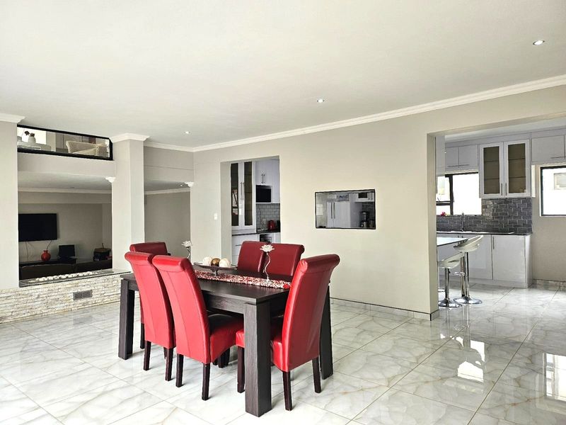Exquisite 5-Bedroom, 5.5-Bathroom Double-Storey Home in Xanadu, for sale! - Photo 7