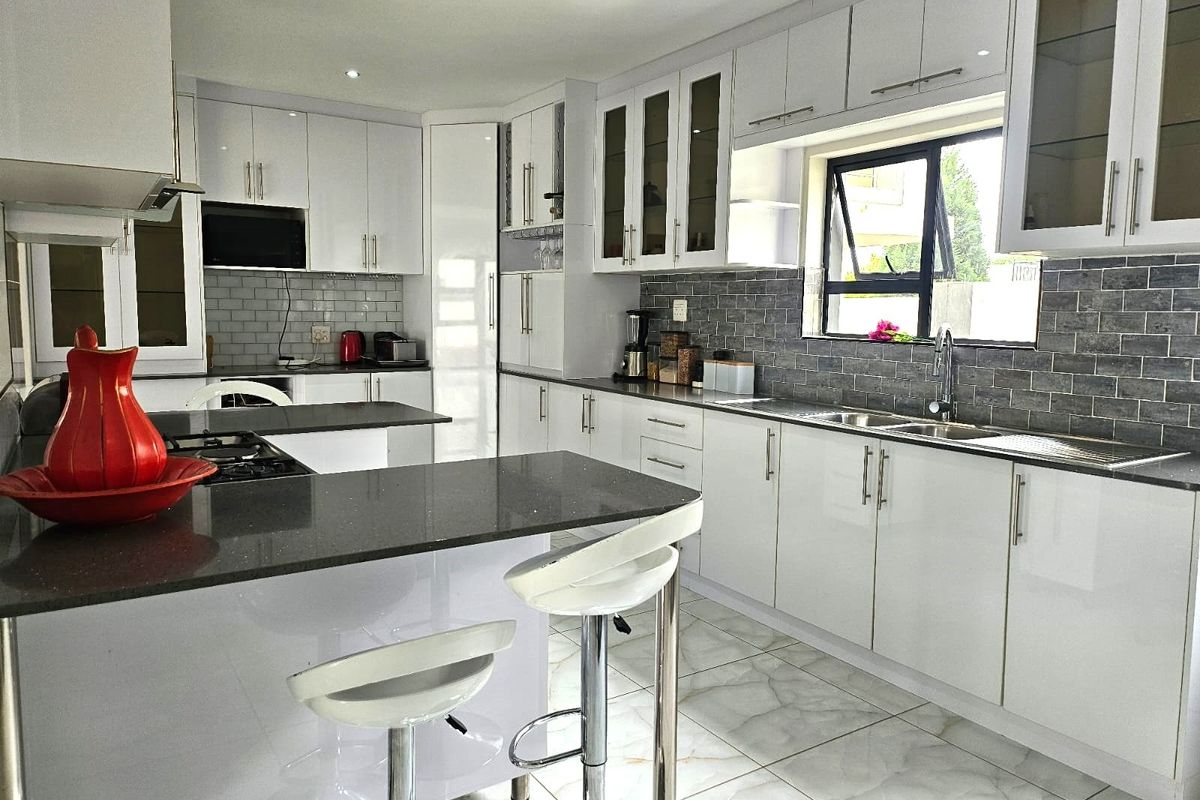 Exquisite 5-Bedroom, 5.5-Bathroom Double-Storey Home in Xanadu, for sale! - Photo 3