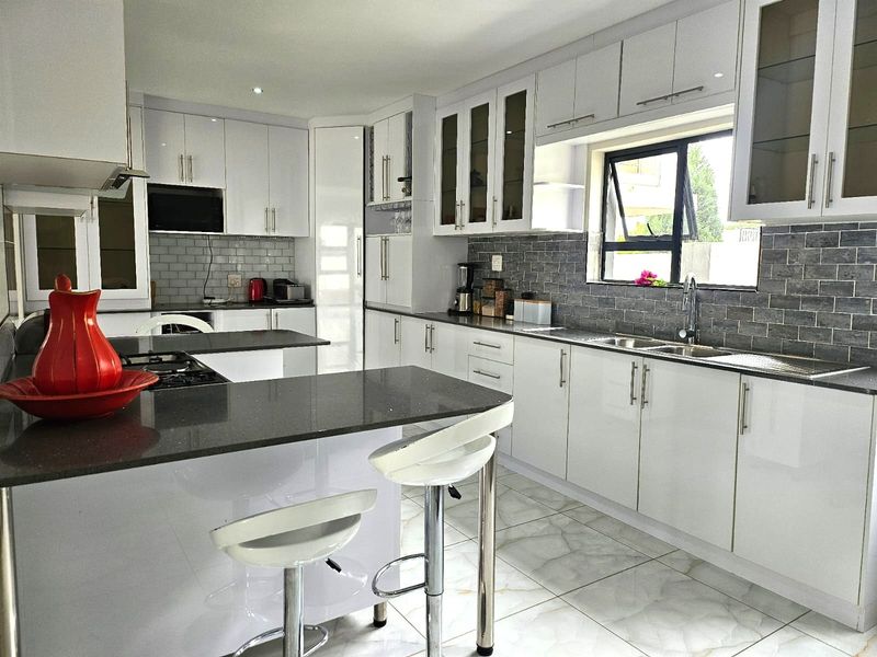 Exquisite 5-Bedroom, 5.5-Bathroom Double-Storey Home in Xanadu, for sale! - Photo 3